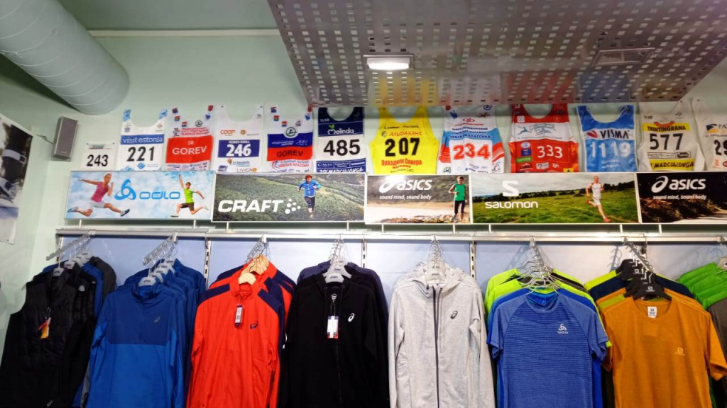 Стартовые номера с разных марафонов - в торговом зале магазина "Спортивная линия".