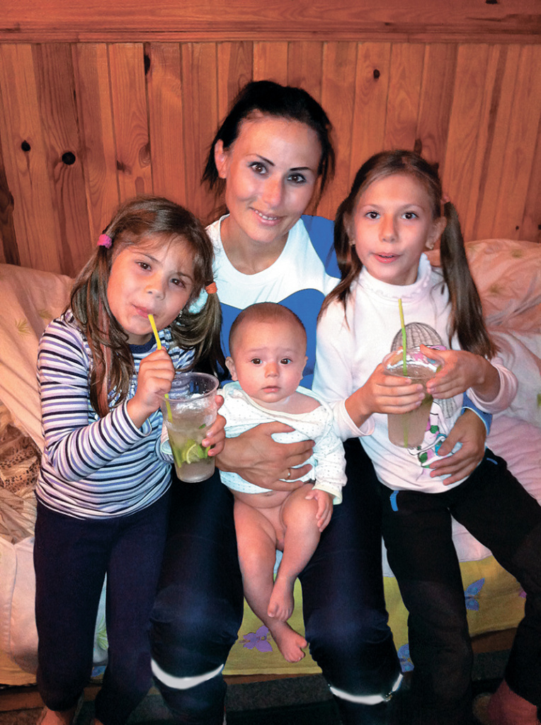 Победительница трёх зимних Олимпиад Юлия Чепалова с тремя своими детьми – Олесей, Васелинкой и Василием Васильевичем-младшим.