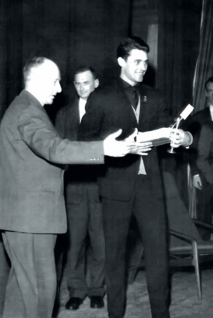 из архива А.Акентьева А.Акентьев, выигравший международные соревнования в Норвегии, получает приз за первое место.