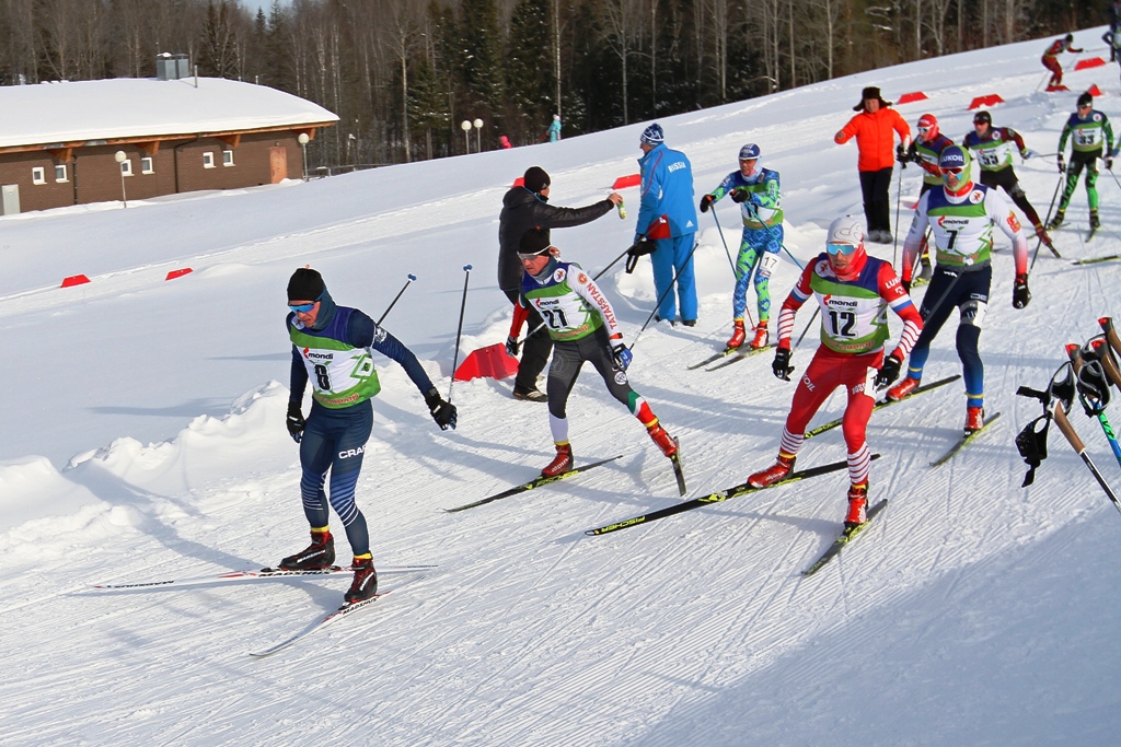 Андрей Парфенов лидирует в скиатлоне