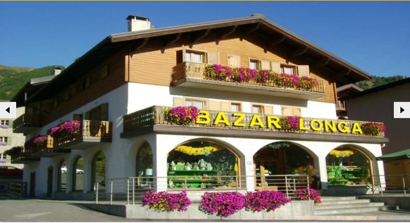 Livigno.eu Вид снаружи. Внизу на первом этаже - магазин, вверху на втором и третьем - несколько апартаментов.
