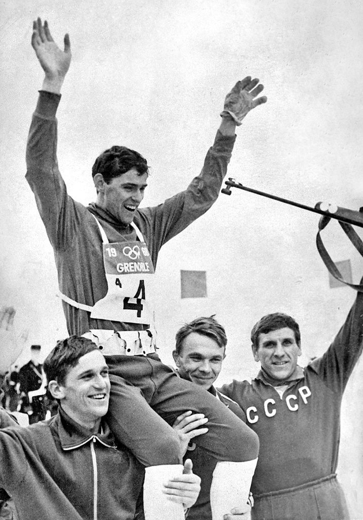 Сборная СССР — первые олимпийские чемпионы в эстафете: Александр Тихонов (слева) и Виктор Маматов (справа) держат на плечах Владимира Гундарцева. Чуть позади справа с винтовкой —Николай Пузанов. Гренобль, 1968 год.