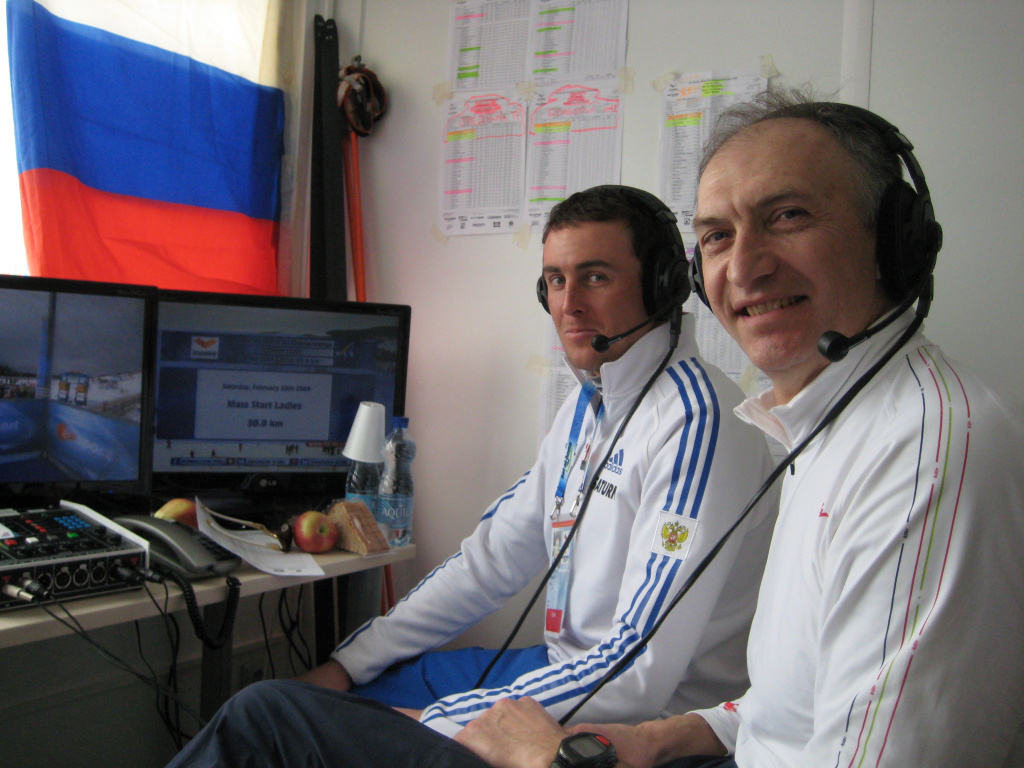 С лидером российской сборной Василием Рочевым на чемпионате мира в Либереце в 2009 году в комментаторской кабине. 