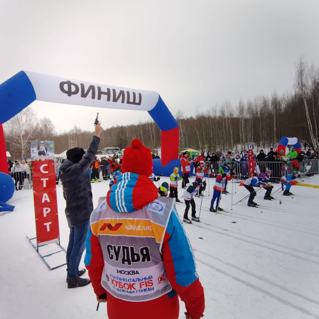 Дан старт одному из забегов. 