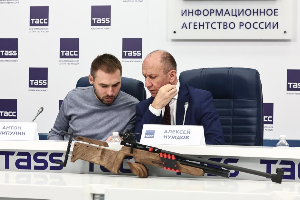 ТАСС Президентам двух крупнейших российских региональных биатлонных федераций (Свердловской и Московской областей) Антону Шипулину и Алексею Нуждову есть о чём поговорить: новая винтовка сулит хорошие перспективы развития детского и юношеского биатлона в России.