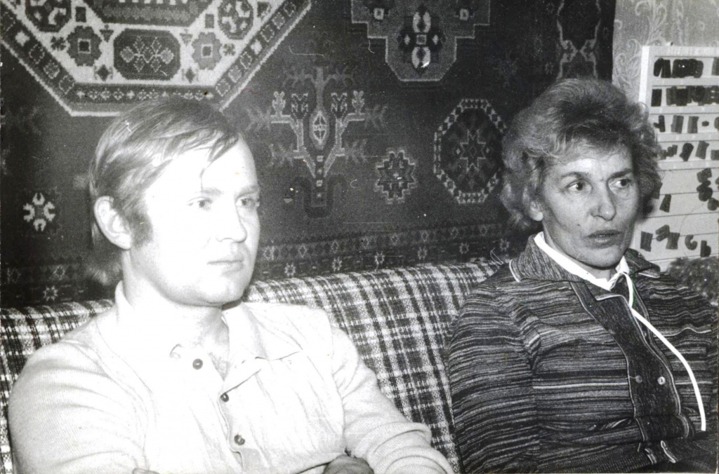 Ковалевская П.В.( справа). Снимок сделал Ю.Петухов в 1990 году на одной из встреч нашего коллектива.
