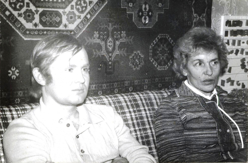 Из архива автора Ковалевская П.В.( справа). Снимок сделал Ю.Петухов в 1990 году на одной из встреч нашего коллектива.