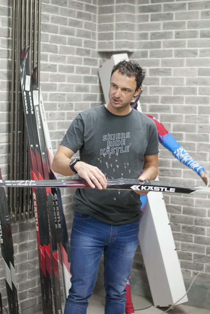 Маркус Майстер во время встречи с российскими лыжниками в магазине "Ювента-спорт".