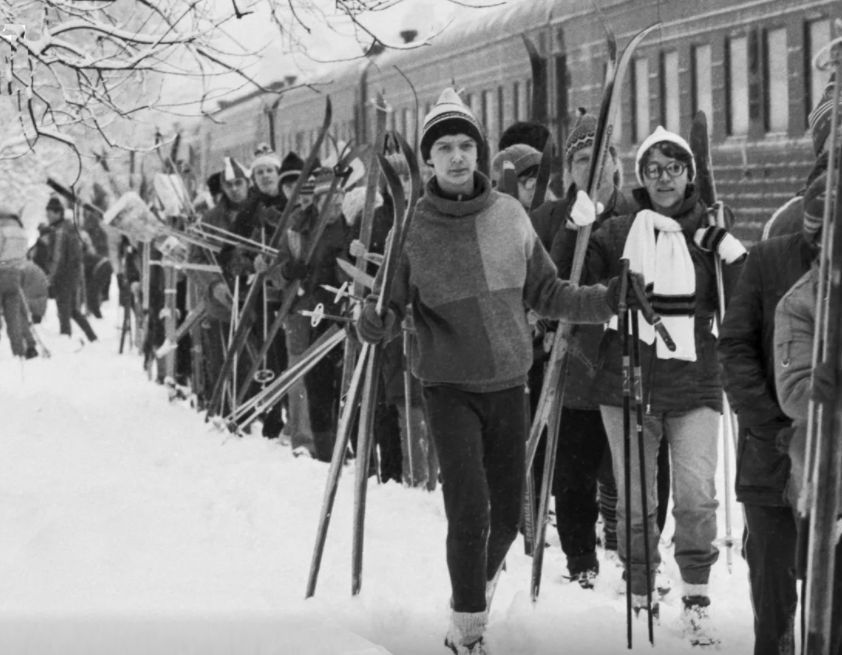 Википедия Электричка прибыла к своему месту назначения - к началу одного из самых популярных подмосковных лыжных маршрутов.