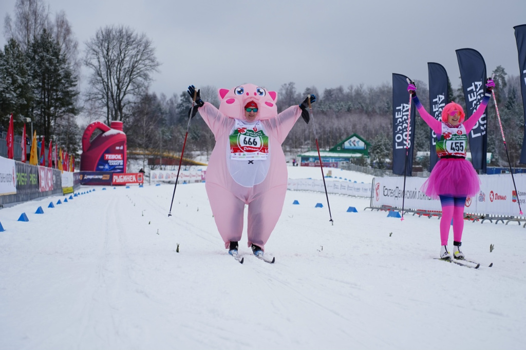Ростех Деминский марафон – это всегда особая атмосфера! В этом году Федор Панченко намерен преодолеть в костюме поросенка дистанцию в 30 км классическим стилем.
