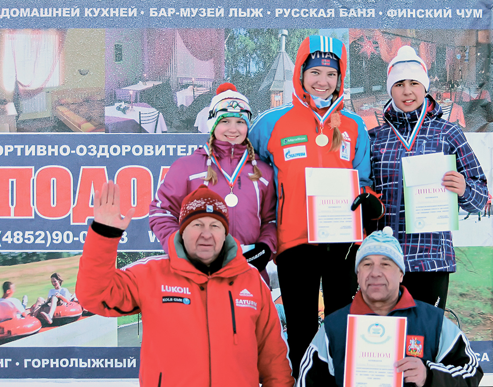 В.С.Попов (слева) с лауреатами гонки на первенство Центрального федерального округа и тренером победительницы Валентины Смирновой — патриархом российского лыжного спорта Виктором Николаевичем Кутюгиным (справа).