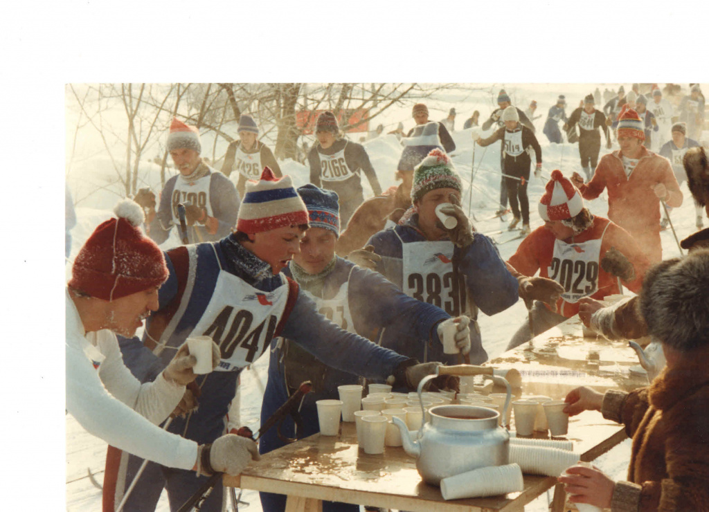 Лыжня России 1983 года, пункт питания. 