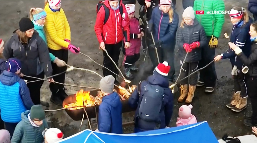 Традиционное лыжное развлечение норвежцев - поджаривание сосисок на углях сбоку от лыжни. 