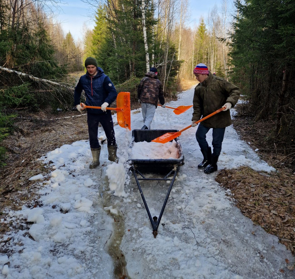 Волонтеры привозят из леса и подсыпают снег на трассу. На фото слева направо: Директор МБУ ФОК «Свобода» Иван Соловьев и сотрудники МБУ ФОК «Свобода».