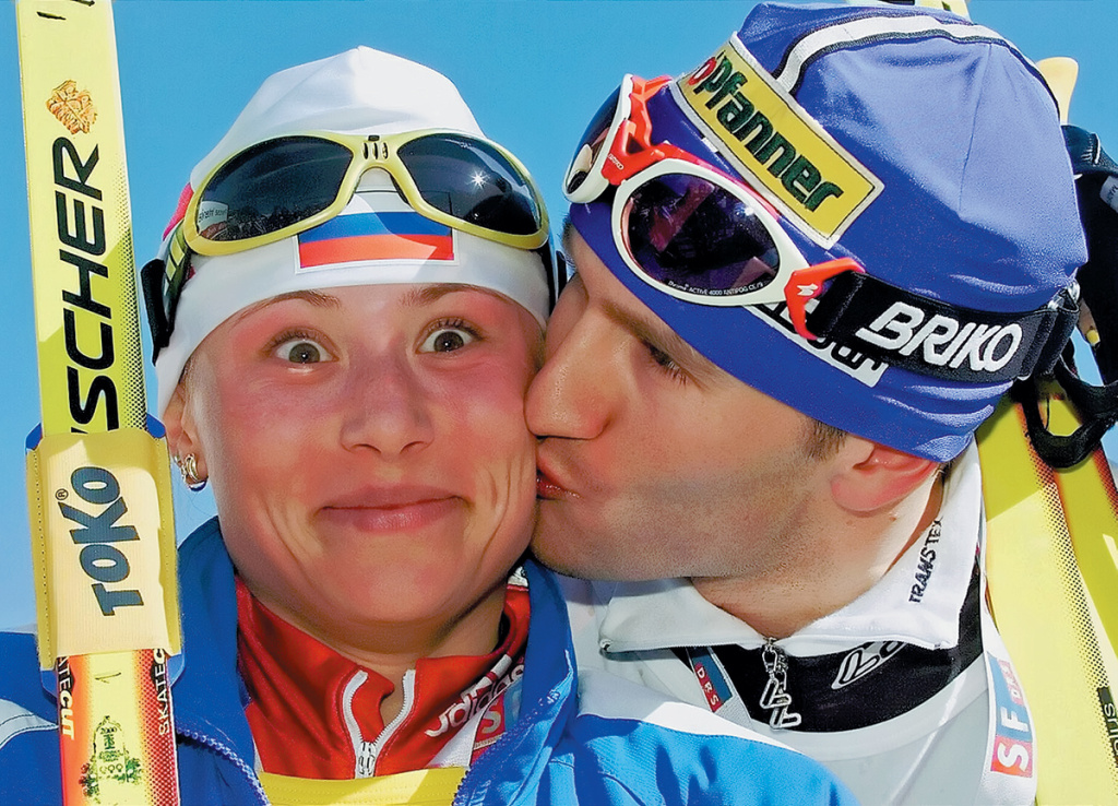 В Engadin Skimarathon постоянно участвуют лыжные знаменитости. В 2000 году женскую гонку выиграла Юлия Чепалова. На фото её целует победитель среди мужчин Герхард Урайн