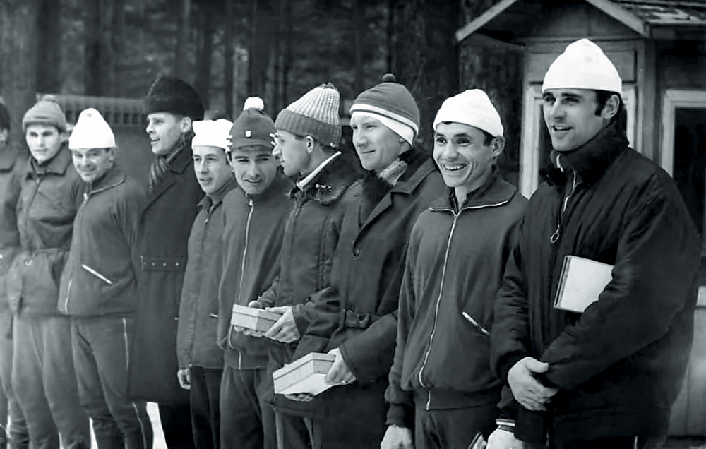 Уктус, 1969 год. Справа налево: Акентьев, Воронков, Силаев, Тараканов, Симашов, белорусы Авдеев и Солдатов, Веденин, Пшеничников (Локомотив).