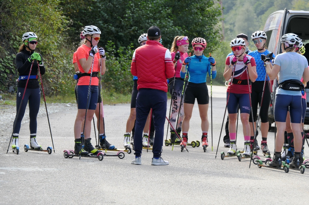 Лыжники тренируются вы тренируйтесь лыжники. Российские лыжницы. Сборная России по лыжным гонкам. Тренировка биатлонистов. Лыжницы сборной России.