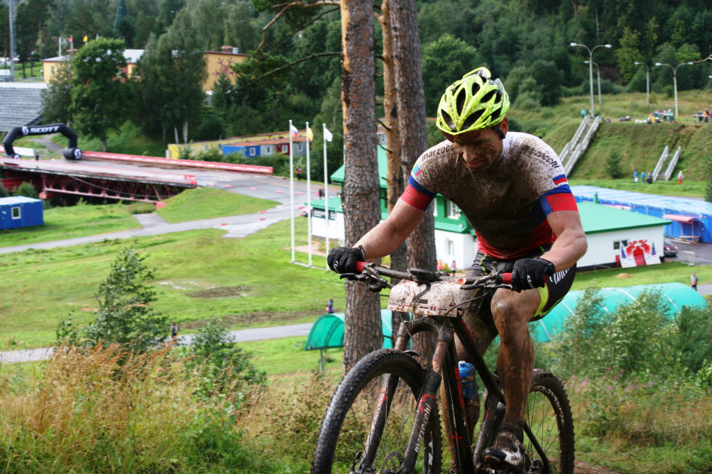 Удивительно, но Максим проехал большую часть гонки без очков. Как ему удалось в такой гонке сохранить глаза чистыми и работоспособными, совершенно непонятно. 