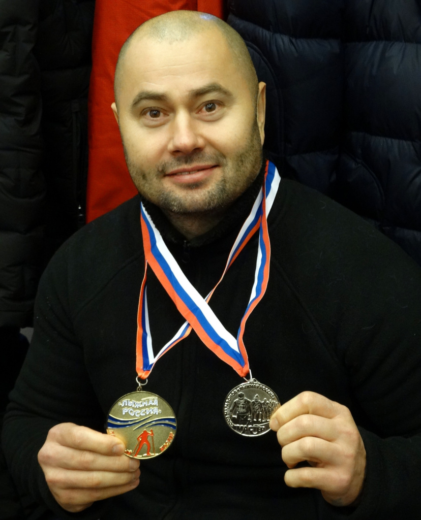 25. Абдешев Ренат со своей медалью Мастер 50 и медалью Илькаева Игоря Мастер 75