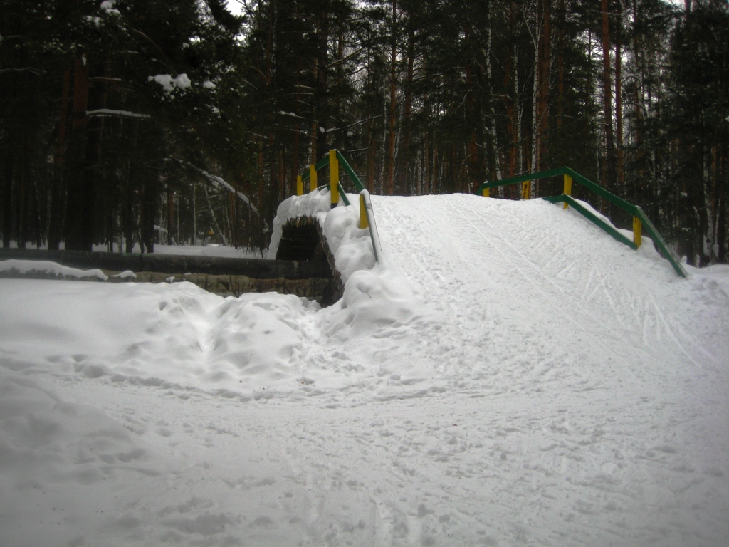 Лыжный мост через теплотрассу.