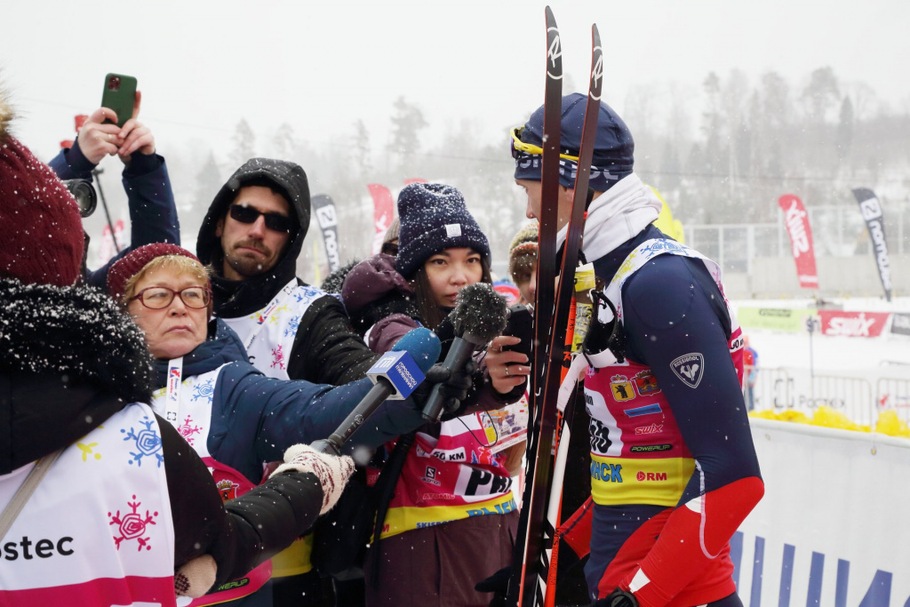 Олимпийский чемпион, трёхкратный чемпион мира Никита Крюков - в кольце журналистов. 