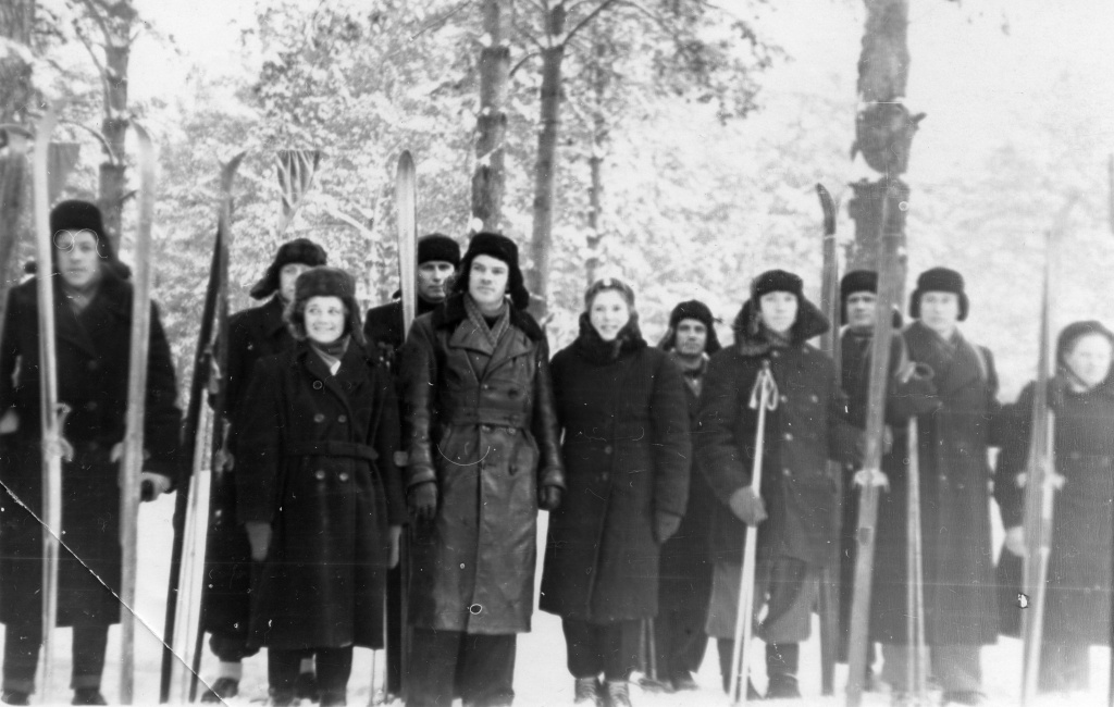 Центр развития туризма и бизнеса г. Кировска Лыжный спорт в Хибинах начал развиваться с первых дней освоения гор и месторождений полезных ископаемых