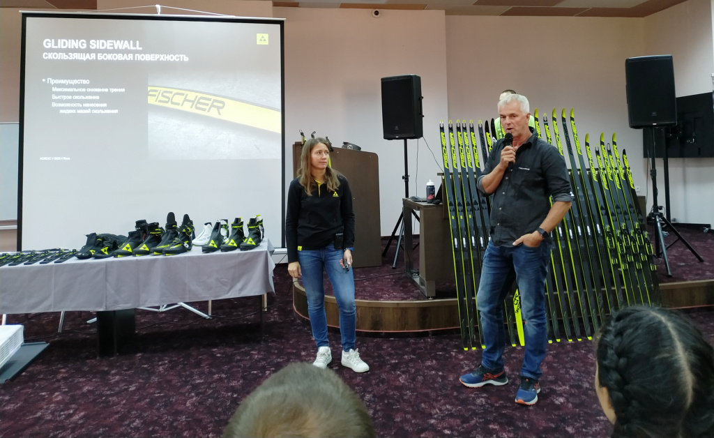 Елена Родина и Ханс Хубингер представляют лыжи Speedmax 3D участникам семинара в УТЦ "Кавголово".