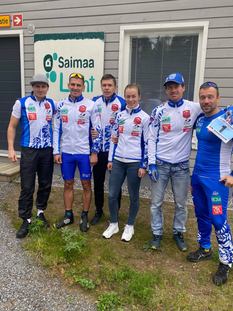 После успешного выступления на VSC challenge, Lake Saimaa Roller Ski Marathon 60km. 12 сентября 2021. Артемьев Александр, Шемякин Алексей, Гребенько Александр, Царёва Ольга, Вылегжанин Максим, Тютерев Андрей. Поездка в Финляндию дала нам не только опыт роллерных гонок, очков VSC, но и дала возможность заключить выгодное сотрудничество с финским отелем Saimaa.