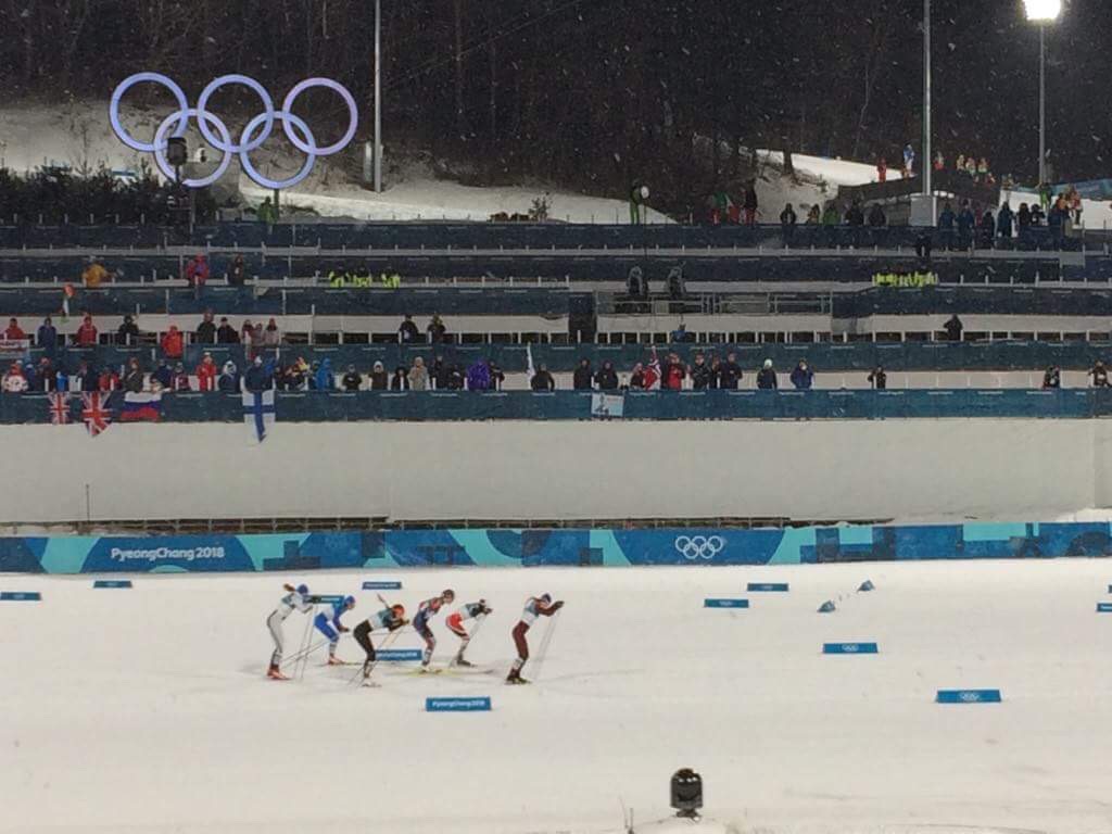Та же трибуна во время лыжного спринта накануне