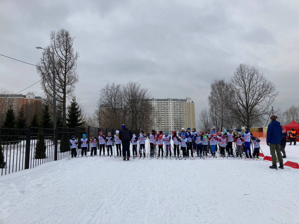 Воспитанники ЛК «Ново-Переделкино» перед соревнованиями на Лукинской лыжной трассе.