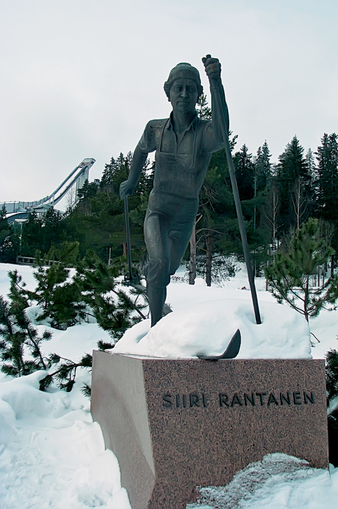 Вот как Сиири Рантанен изобразил скульптор — мы видим её в таком виде у подножия лахтинских лыжных трасс и трамплинов. Сиири Рантанен в определенном смысле — культовая фигура для финских лыжных гонок. Она не раз становилась призёром Олимпийских игр и чемпионатов мира в 50-х — начале 60-х годов прошлого века, но несомненной вершиной её спортивной карьеры стала победная для финок эстафета 1956 года на Олимпийских играх в Контина-д’Ампеццо, где Сиири в драматичной борьбе сумела опередить на третьем, заключительном этапе, советскую гонщицу Радью Ерошину.