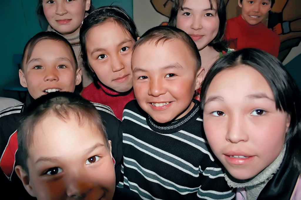 Чукотские дети с удовольствием общались со знаменитыми лыжниками.