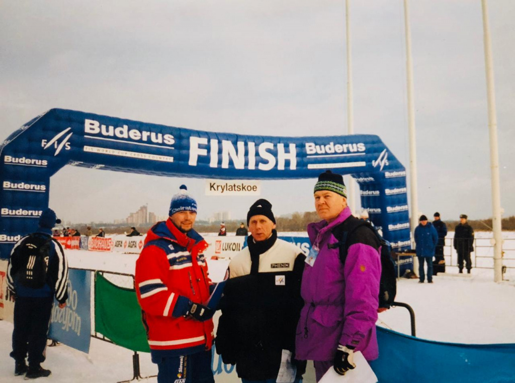 2001 г, Москва. Кубок мира по лыжным гонкам в Крылатском. С техническим делегатом FIS Урошем Поникваром (слева).