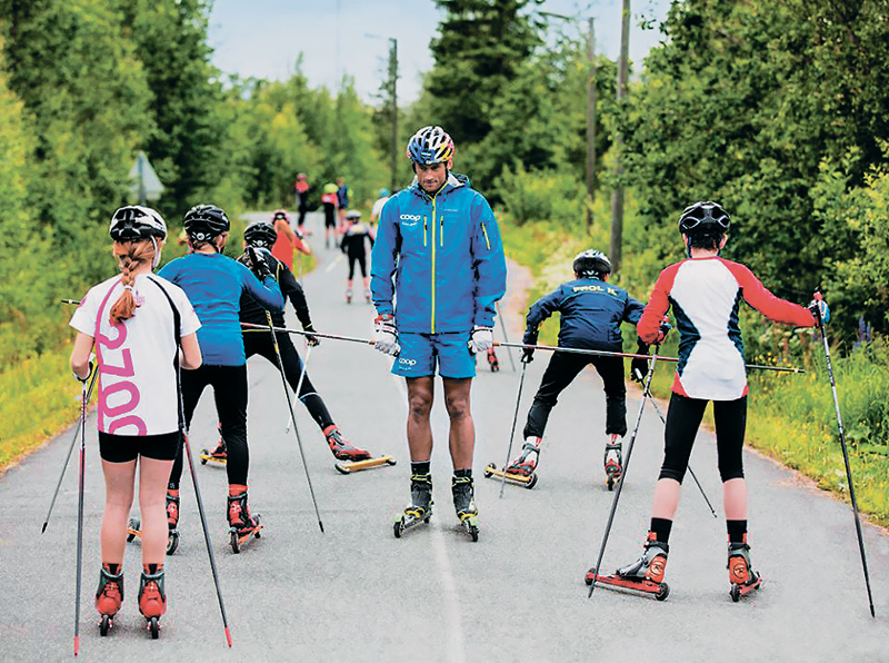 Петтер Нортуг вполне профессионально участвует в управлении процессом тренировки: например, выступает в роли судьи-стартера, четко регламентируя параллельный старт юных лыжников. 