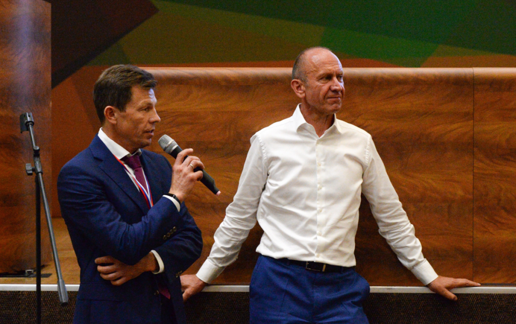 Виктор Майгуров вместе с Алексеем Нуждовым, просовещавшись вдвоём более 40 минут, вышли к конференции с более или менее сбалансированным общим решением о том, как и куда Союзу биатлонистов России двигаться дальше. 