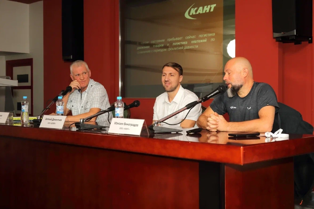 Круглый стол. Слева направо: главный редактор журнала "Лыжный спорт" Иван Исаев, олимпийский чемпион, основатель компании "ДЕВЭЙ" Евгений Дементьев, и генеральный директор "Канта", один из его владельцев Максим Виноградов.