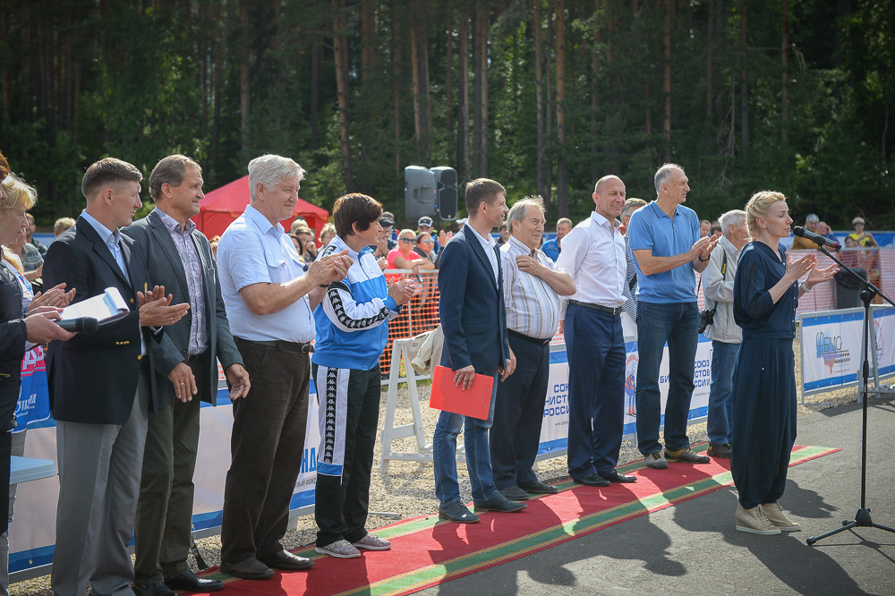 Выступает министр спорта Новгородской области - заслуженный мастер спорта России, трёхкратная абсолютная чемпионка Европы, трёхкратная абсолютная чемпионка мира по спортивной акробатике Елена Кирилова.