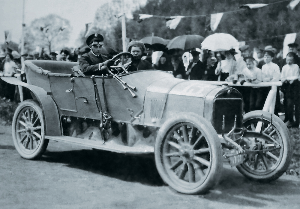 Отец на автомобиле, автопробег Москва-Париж, столетие победы над Наполеоном., 1912 год.