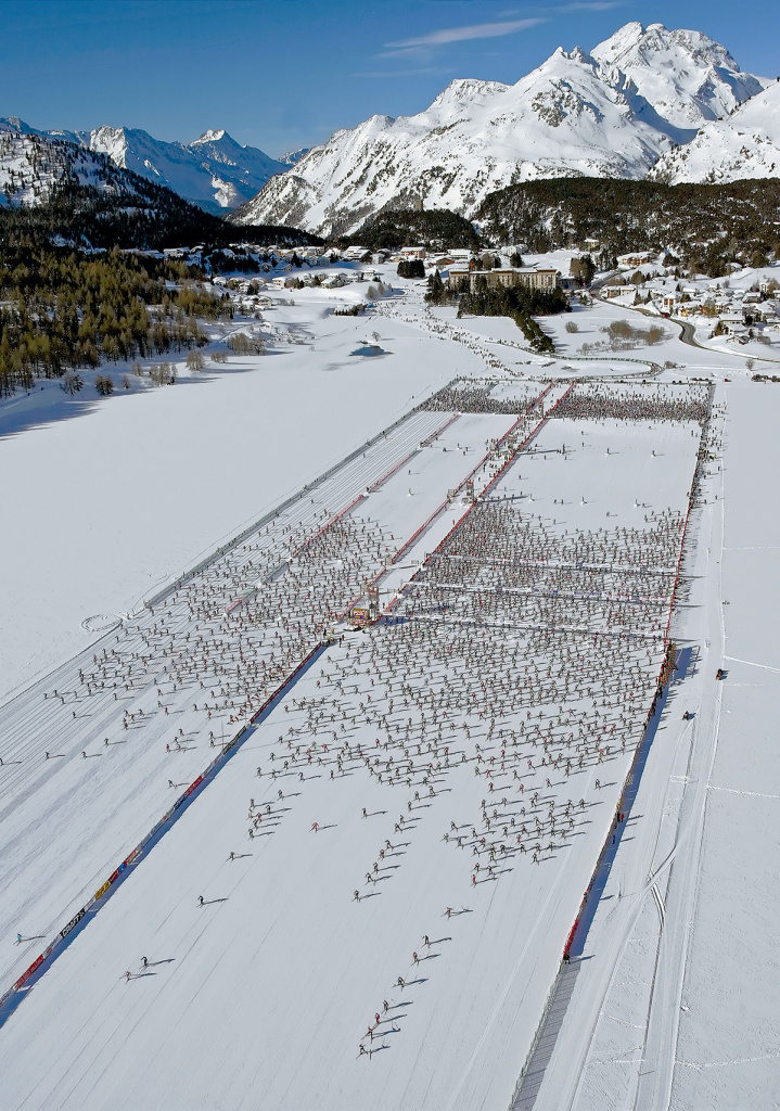Старт Engadin Skimarathon: слева стартуют любители классики, справа — конькового хода