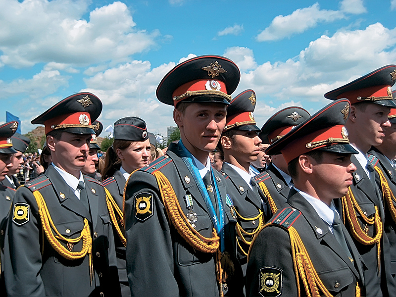 Июнь 2010 года. Олимпийский чемпион Никита Крюков с погонами младшего лейтенанта полиции на вручении дипломов Университета МВД. Далеко не каждое высшее учебное заведение — пускай и от «силового» ведомства — может похвастать такими высокими достижениями своих студентов в спорте, поэтому Крюкову в качестве исключения разрешено участвовать в параде «не по Уставу» — с медалью на груди! Позже присутствовавший на параде министр внутренних дел Рашид Нургалиев собственной персоной поздравит Никиту с окончанием учебы и пожелает ему успехов в будущей профессии и в спорте