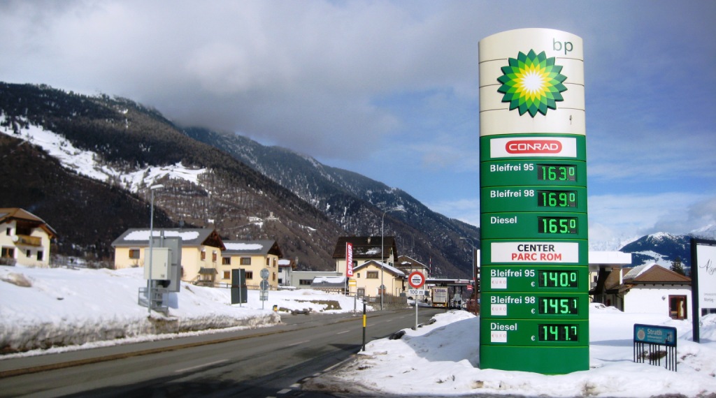 Отъехав 30 км в сторону и оказавшись в Швейцарии, мы увидели тот же самый 95-й бензин по цене 1,63 швейцарских франка (это примерно 1,40 евро) за литр. Вот что значит - зона беспошлинной торговли…