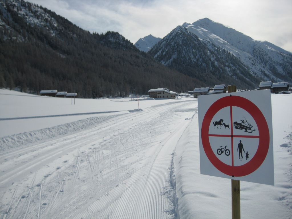 А это - лыжная трасса, пешком сюда нельзя. 