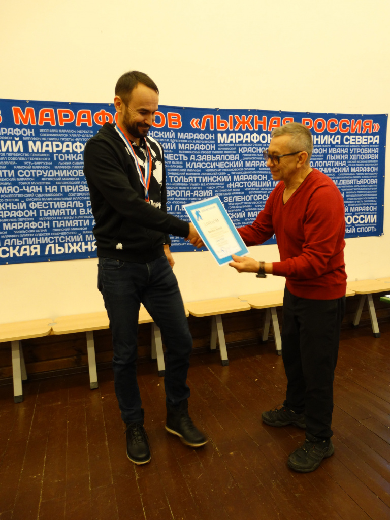 Мастер СМЛР Алексей Воробьёв получает грамоту и медаль из рук президента СМЛР Сергея Емельянова. 