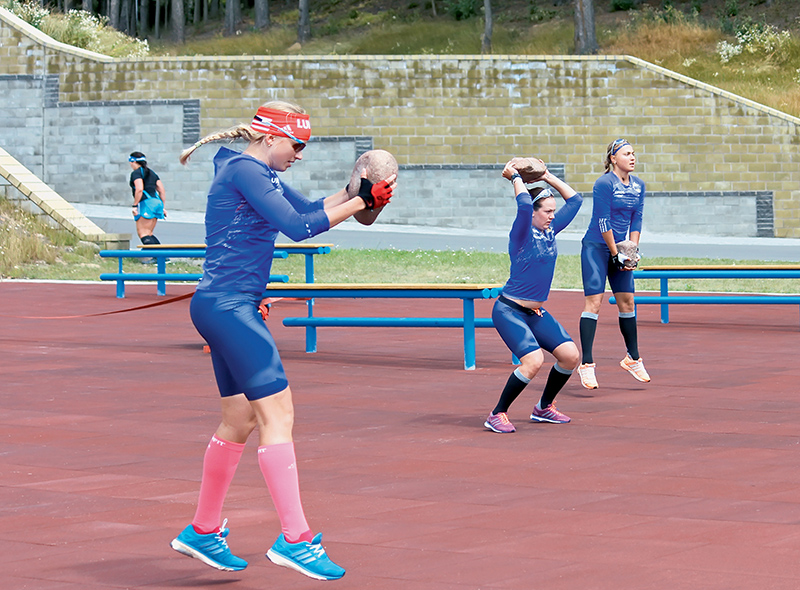 2015, Раубичи (Белоруссия). Спортсменки из юниорской сборной страны на июльском сборе в обновленном спортивном центре «Раубичи». Силовая тренировка с утяжелениями в виде камней.Слева направо: Лидия Дуркина, Светлана Заборская и Ольга Кучерук.