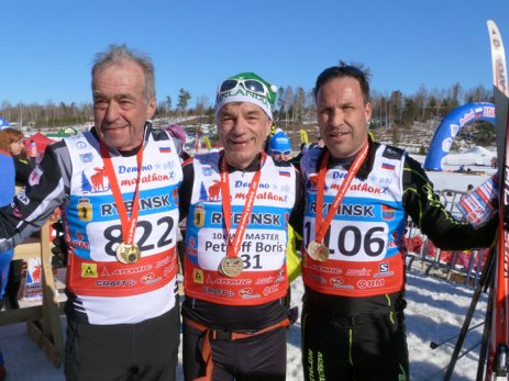 Борис Петрофф (в центре) на Деминском лыжном марафоне