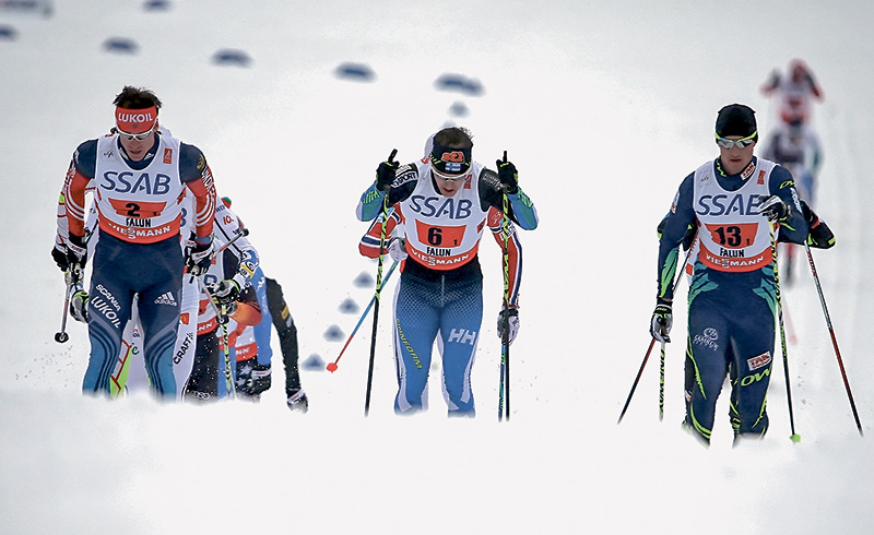 Россиянин Максим Вылегжанин, финн Сами Яухоярви и казахстанец Алексей Полторанин возглавляют небольшой пелотон на первом этапе мужской эстафеты 4х10 км.