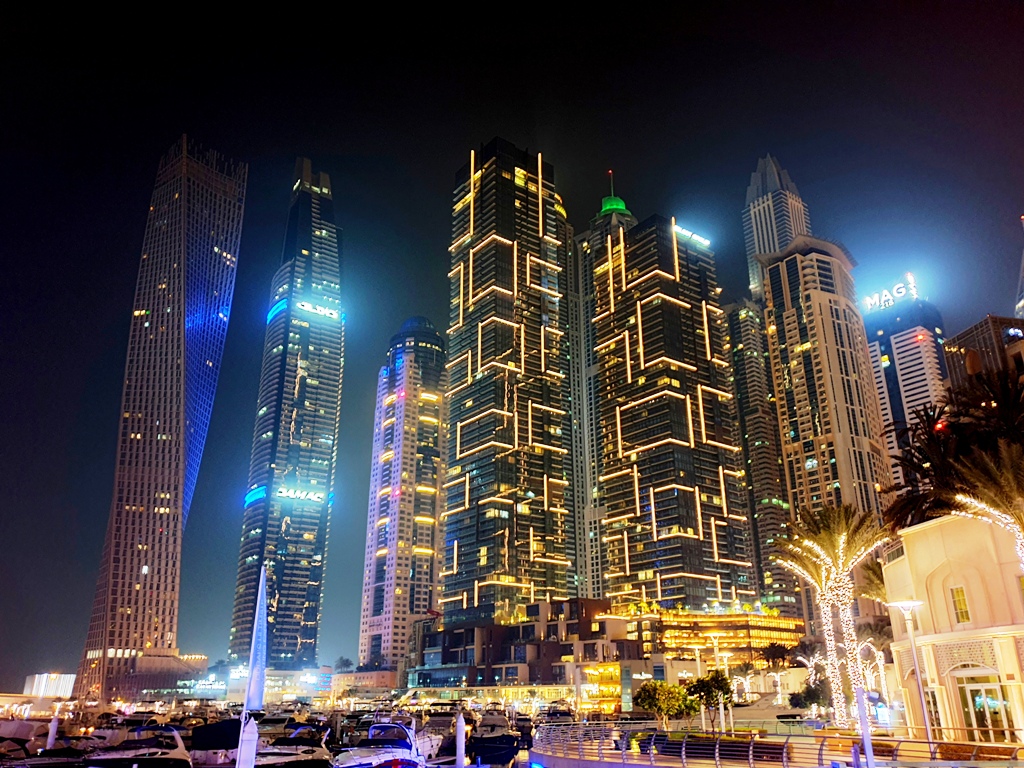 Дубайские видео. Ночной Дубай. Центр Дубая ночью. Дубай очной ночной. Город Дубай 2001.