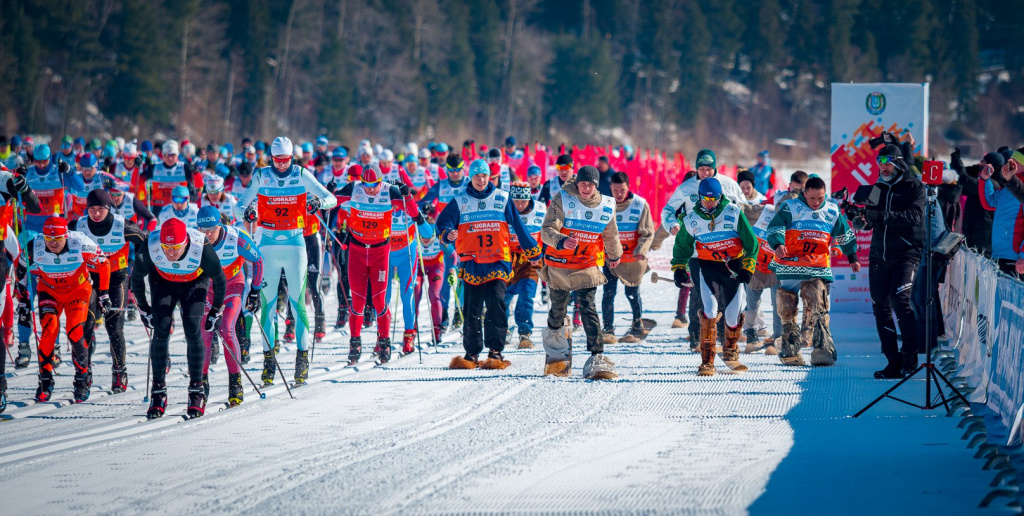 Вместе со спортсменами-лыжниками на старт Югорского марафона выходят представители коренных народов Югры на аутентичном инвентаре