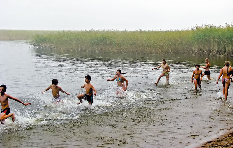 В жаркую погоду одно удовольствие тренироваться на воде: такие упражнения и эмоций ребятишкам добавляют, и нагрузку хорошую дают, и закаляют. 