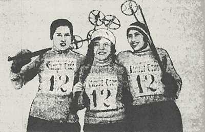 Участницы эстафеты на призы газеты «Красный спорт». 1935 год. В центре — А.Пенязева. 